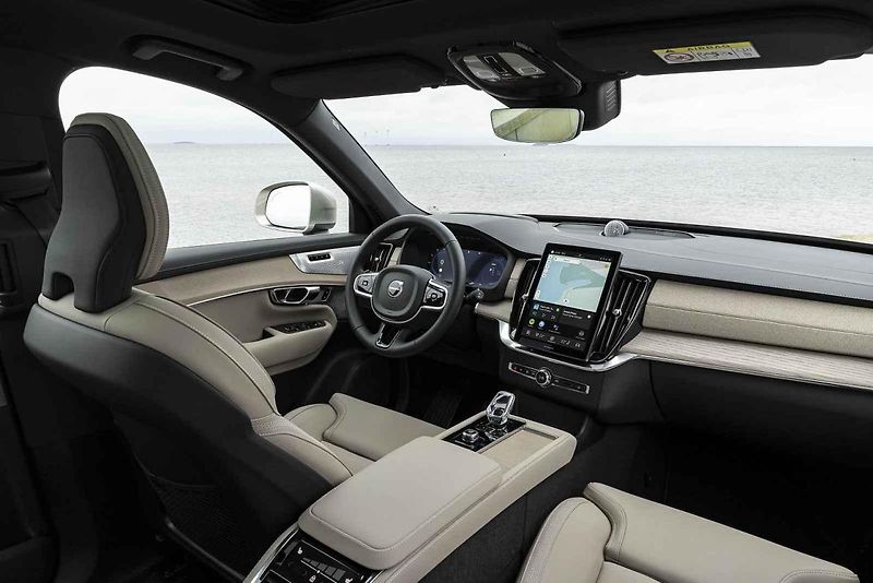 Jitka Čvančarová vozí svou dcerku v Porsche Cayenne.