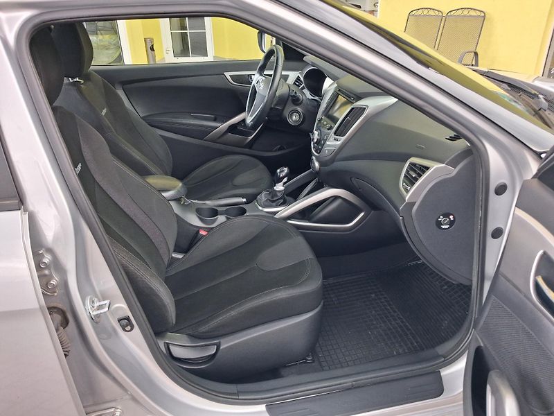 Hyundai Veloster (2011) 1,6GDi SERVISKA NOVÁSTK 2xKOLA - fotka 15 z 33