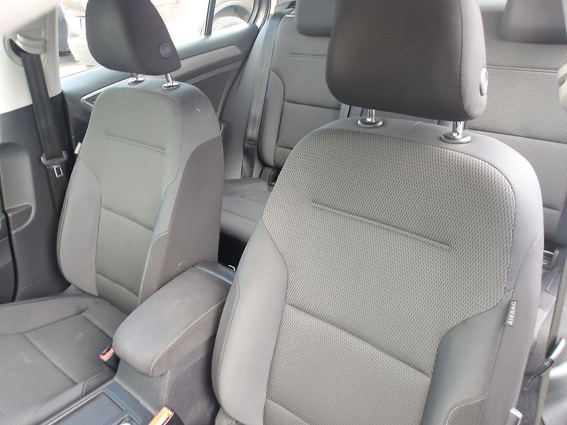 Volkswagen Golf 1,4TSi 92kW ČR ! 2.MAJ.! - fotka 23 z 27