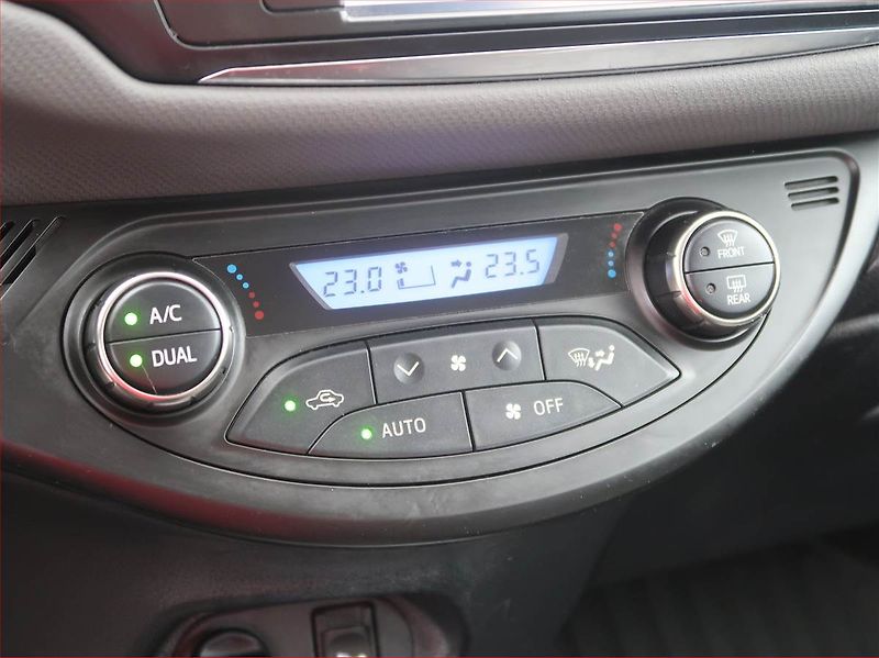 Toyota Yaris (2015) 1.5 Hybrid, Automat - fotka 13 z 14