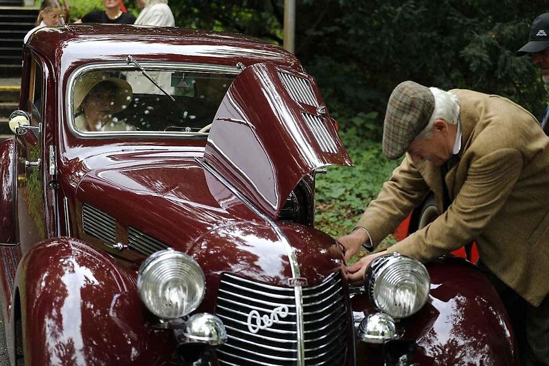 Na akci Jízda do vrchu a výstava historických vozidel se představilo na tři sta automobilů a motocyklů.