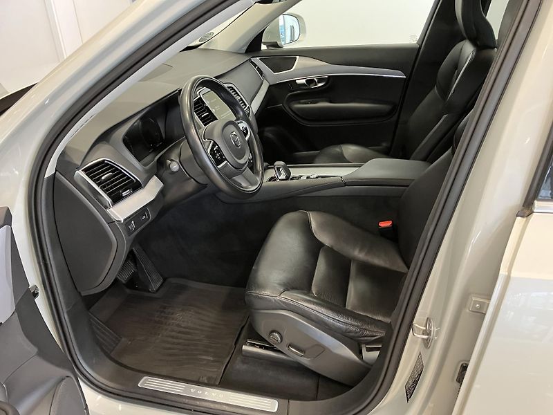 Volvo XC90 B5 AWD Momentum AT8 - fotka 16 z 48