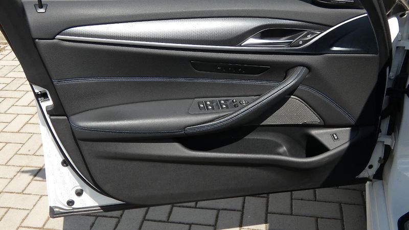 BMW Řada 5 550i xDrive M Sport - fotka 8 z 26