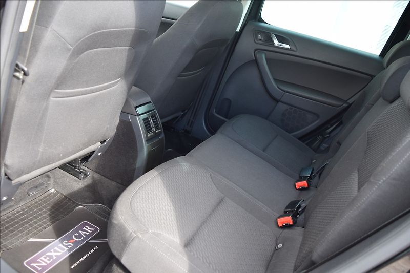 Škoda Yeti 2,0 TDI 110KW 4x4 TAŽNÉ XENONY - fotka 17 z 50