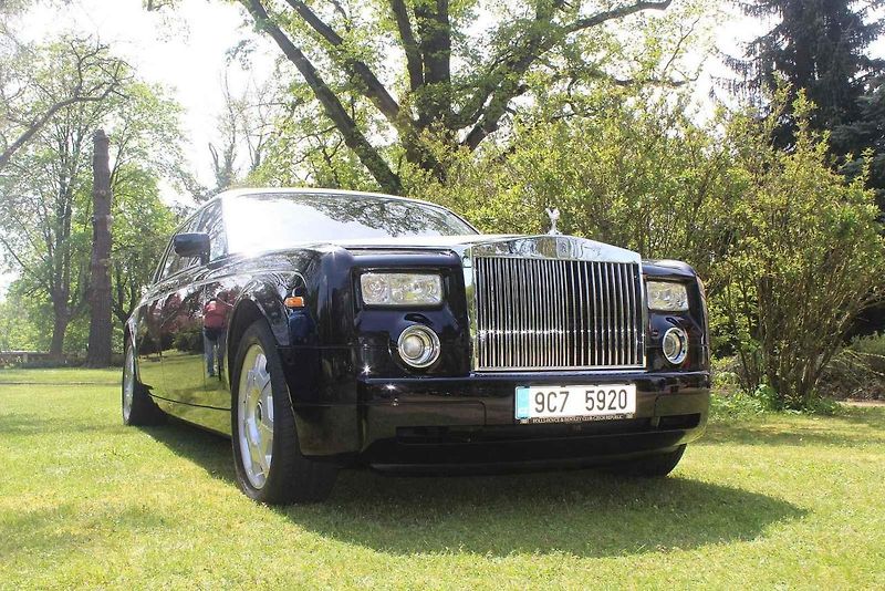 Luxusní vozy se v sobotu 4. května sjely na zámek do Lnář. Převládala auta značky Rolls-Royce.