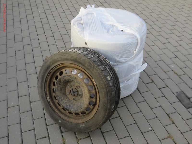 Volkswagen Golf (2013) 1.6TDi, 1.maj, AC, TZ, navi - fotka 19 z 20