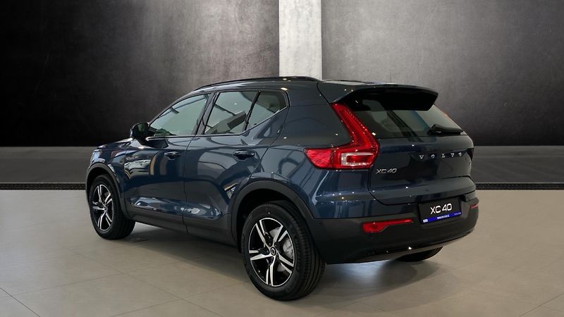Volvo XC40 (2026) PLUS DARK, B4 FWD, 145+10 kW / - fotka 5 z 14