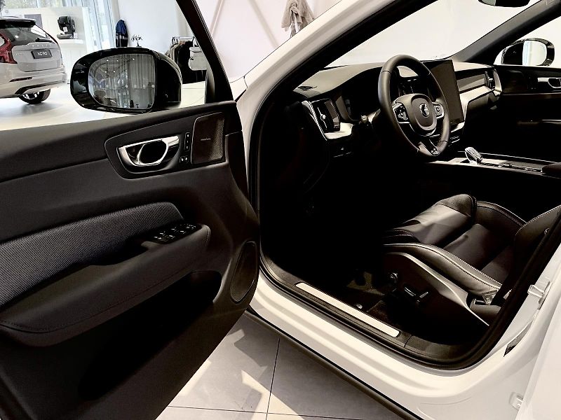 Volvo XC60 (2026) B5 PLUS BLACK + 4SERVIS/ZÁRUKA - fotka 18 z 18