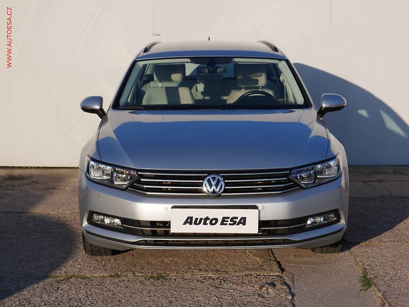 Volkswagen Passat (2018) 2.0 TDi, Comfortline, navi - fotka 2 z 19