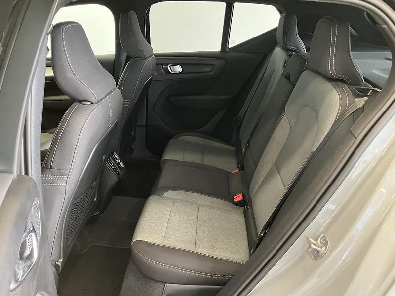 Volvo XC40 B3 FWD Plus Dark AT7 - fotka 11 z 39