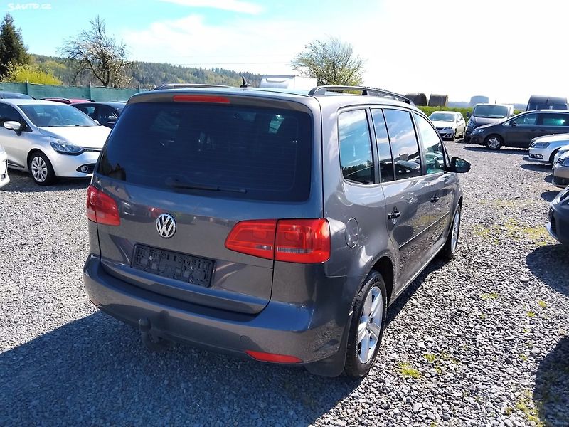 Volkswagen Touran (2011) - fotka 8 z 27