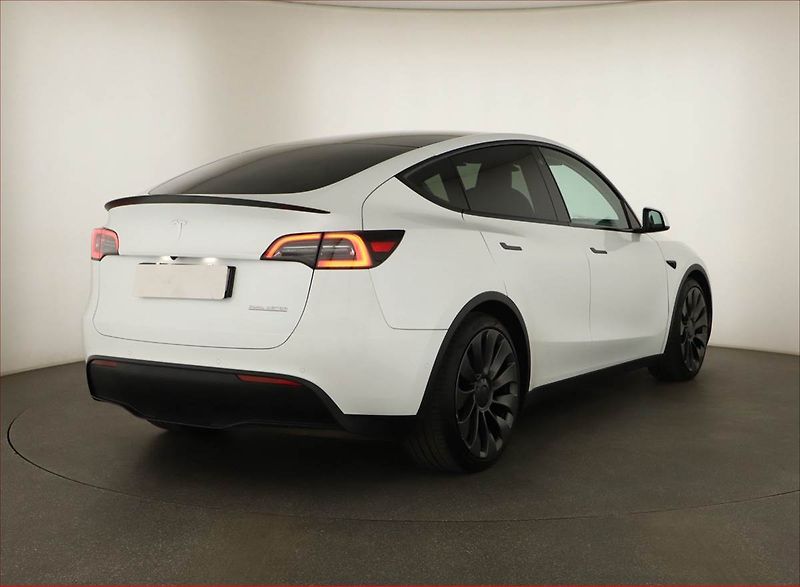 Tesla Model Y (2022) Performance 79kWh - fotka 5 z 29