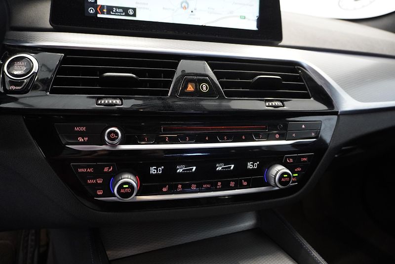 BMW Řada 5 520D TOURING XDRIVE STEPTRONIC - fotka 16 z 29