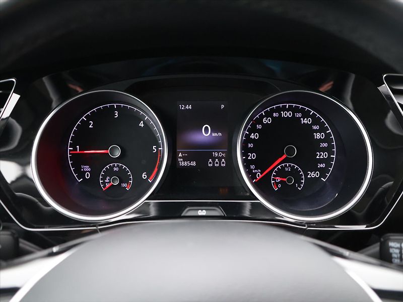 Volkswagen Touran 2,0 TDI DSG Parorama Navi - fotka 15 z 28