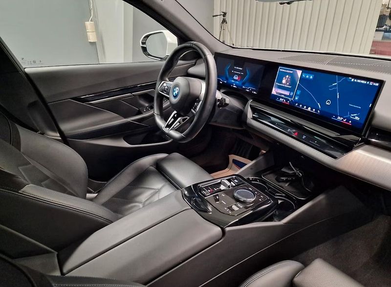 BMW i5 eDrive40 Touring M Kamera Taž. - fotka 8 z 12