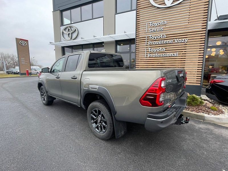Toyota Hilux 2.8 D-4D automat Invincible - fotka 3 z 28