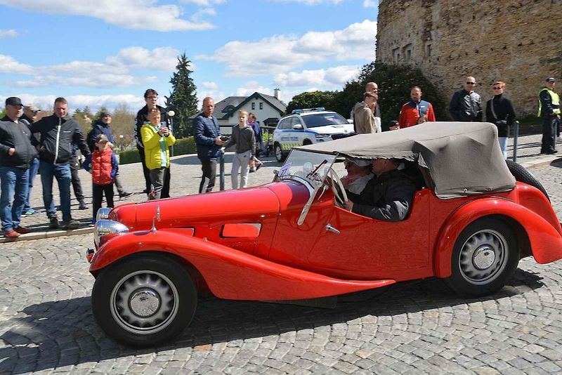 Automobiloví a motocykloví veteráni se vydali v neděli na tradiční jízdu Ze zámku na hrad. Start byl na Horním náměstí v Přerově, kde si lidé užili bohatý program.