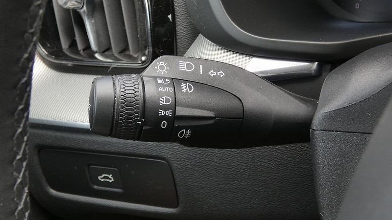 Volvo XC60 B4 mHEV AWD Plus Dark - fotka 10 z 23