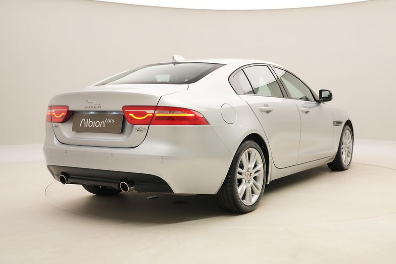 Jaguar XE 30t 221kW AWD AUT CZ - fotka 12 z 39