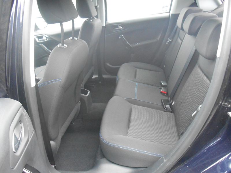 Peugeot 208 NAVI, CHROM, LED, 87TKm - fotka 21 z 37