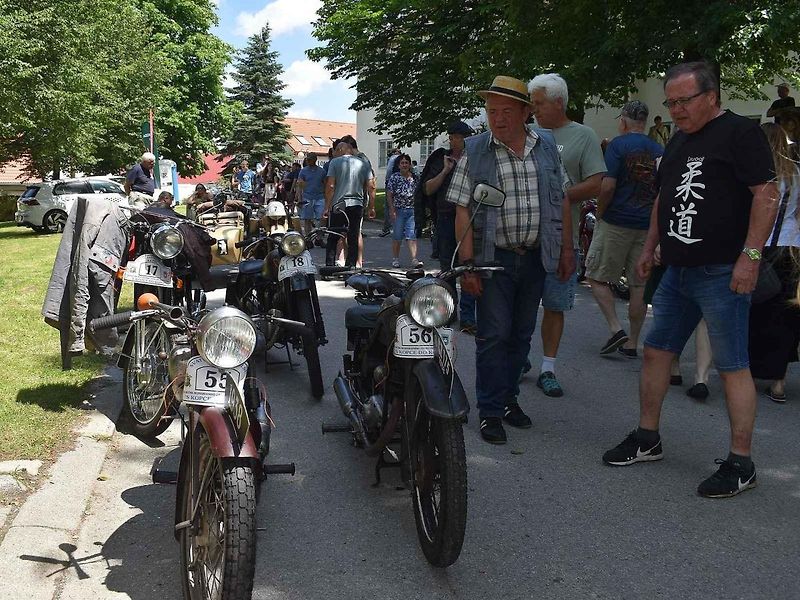 Tradiční závod S kopce do kopce si nenechalo letos ujít na sedm desítek posádek historických automobilů a motocyklů.