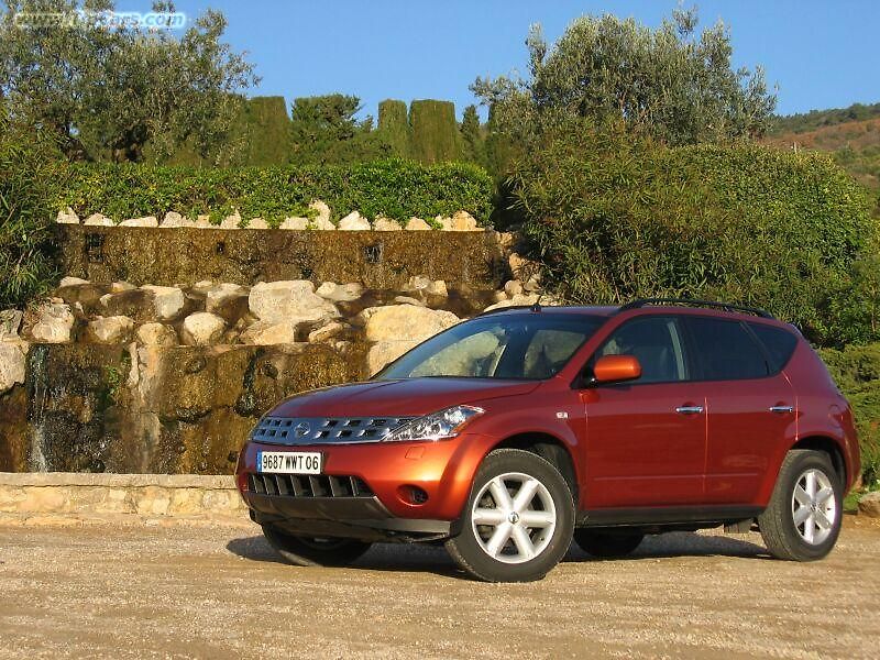 Murano se hodí spíše na silnice než do terénu. Podvozek zase tak extrémně vysoký není.