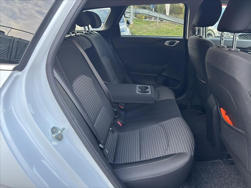 Kia Ceed 1,5 TGDi 118kW TOP ZÁRUKA NAVI - fotka 14 z 39