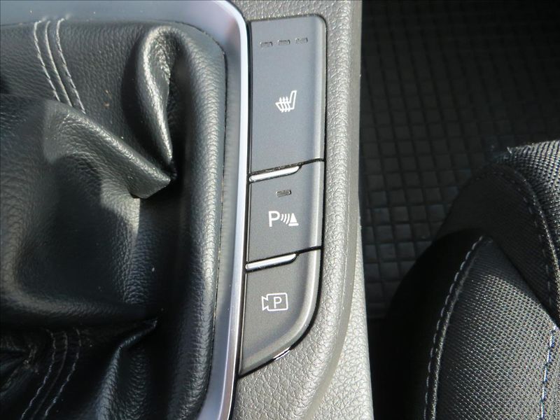 Hyundai i30 1,5 T-GDI mHEV Family Smart - fotka 15 z 28
