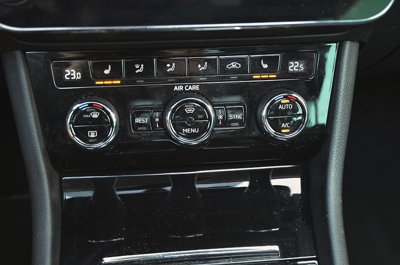 Škoda Superb (2017) 1.8 TSi DSG STYLE / ČR / PANO - fotka 33 z 46