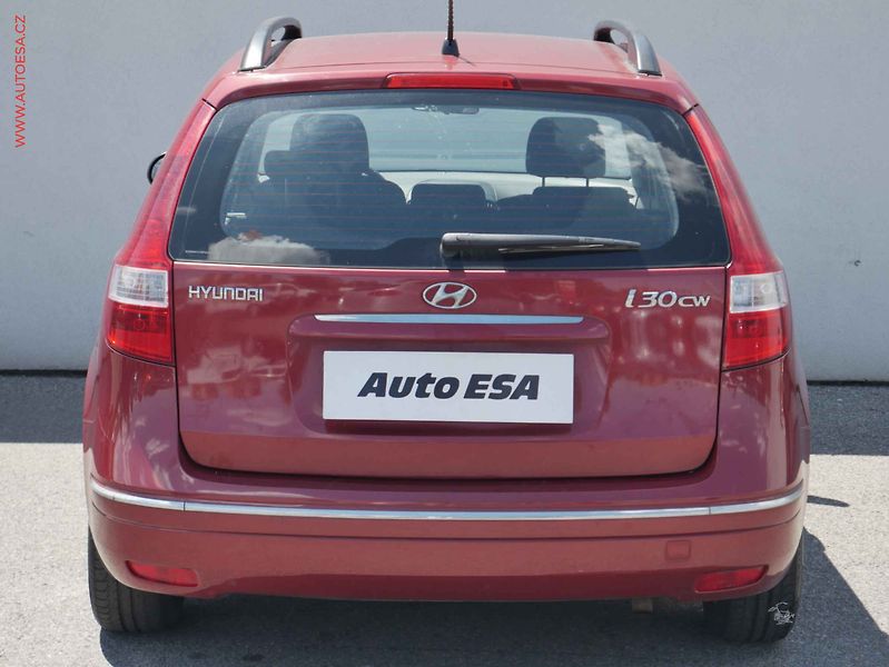 Hyundai i30 (2010) 1.6 16V, ČR, AC, STK1/28 - fotka 5 z 16