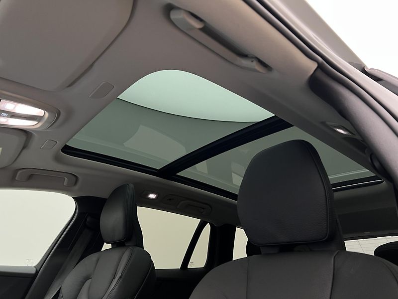 Volvo V60 B4 PLUS DARK AUT 1.maj. - fotka 17 z 47