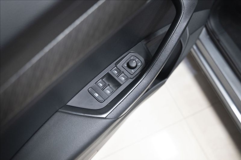 Škoda Karoq 2,0 TDI DSG 4x4 NAVI KAMERA ČR - fotka 16 z 40