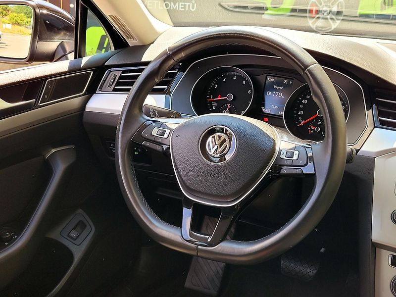 Volkswagen Passat 1,4TSi DSG SERV.KN,CEBIA,ACC - fotka 34 z 52