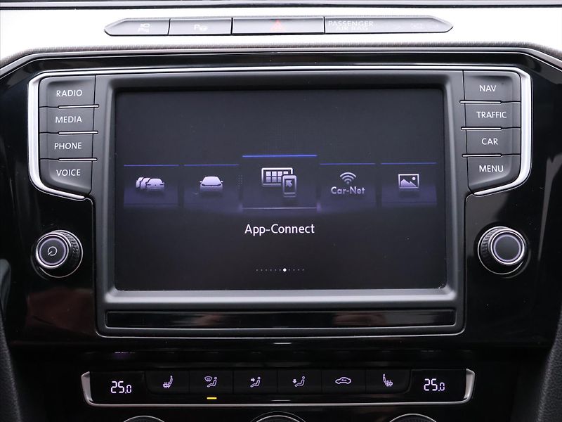 Volkswagen Passat 2,0 TSI 206kW R-line Highline - fotka 27 z 45