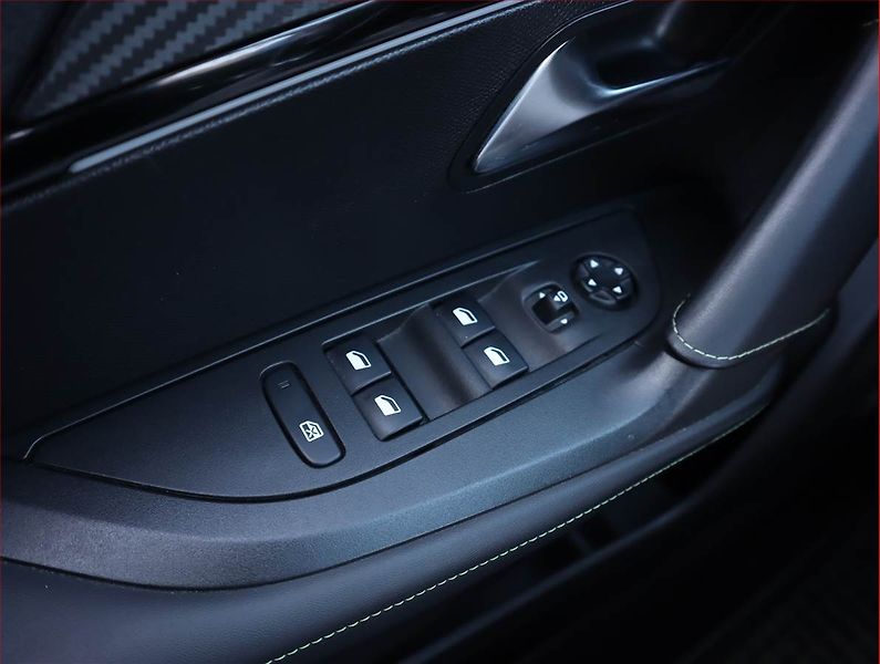Peugeot 2008 (2020) GT Line 1.2 PureTech - fotka 13 z 19
