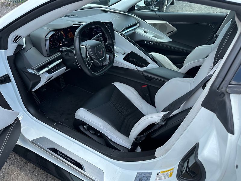 Chevrolet Corvette (2022) C8 Stingray 6.2 V8 354kW Targa - fotka 14 z 33