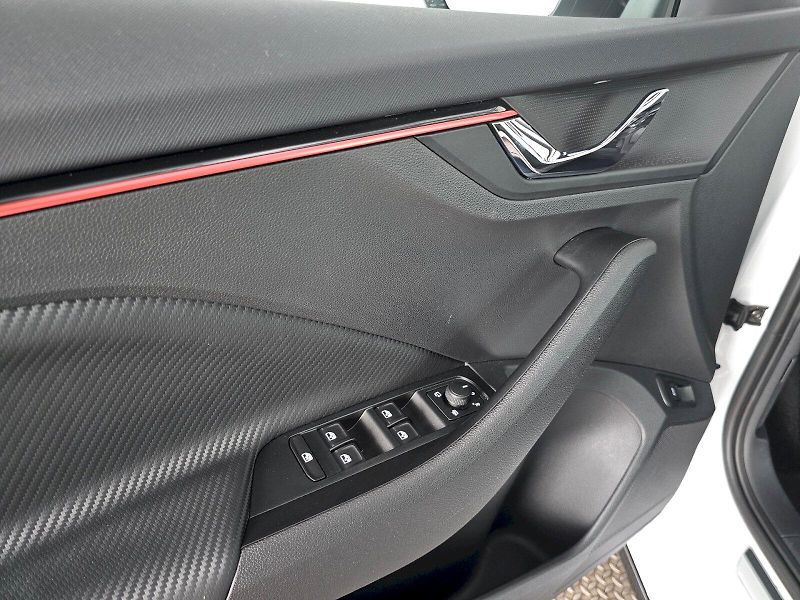 Škoda Kamiq (2025) 1.0TSi 85kW MONTE CARLO TAŽNÉ - fotka 22 z 29