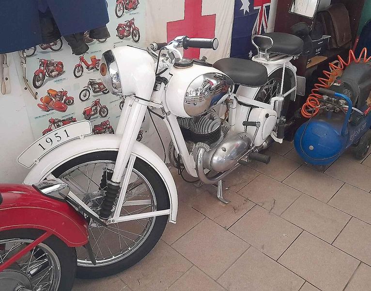 Nadšenec pro motoristické veterány Jindřích Kabourek u pýchy své sbírky, policejní Jawy 354, přezdívané nanuk.