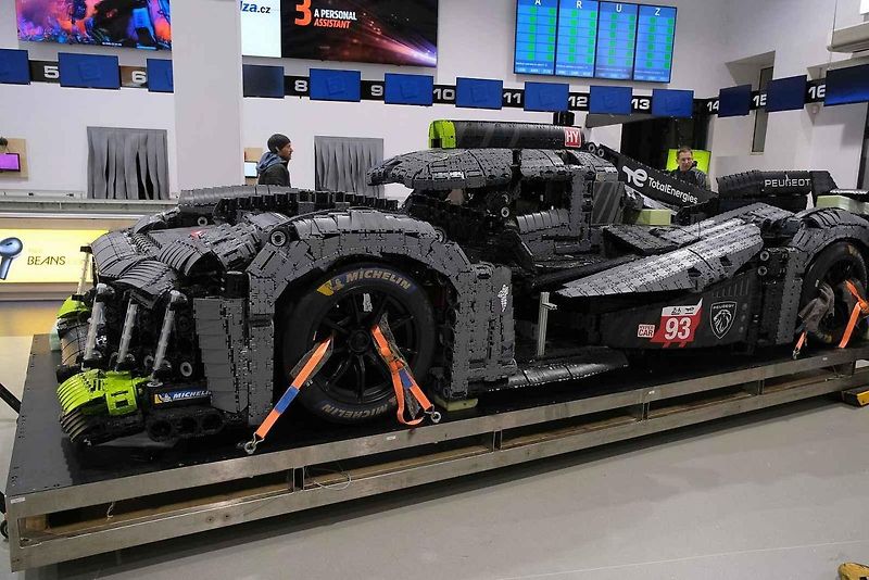 Instalace modelu stavebnice Peugeot Le Mans za účasti designera společnosti Lego.
