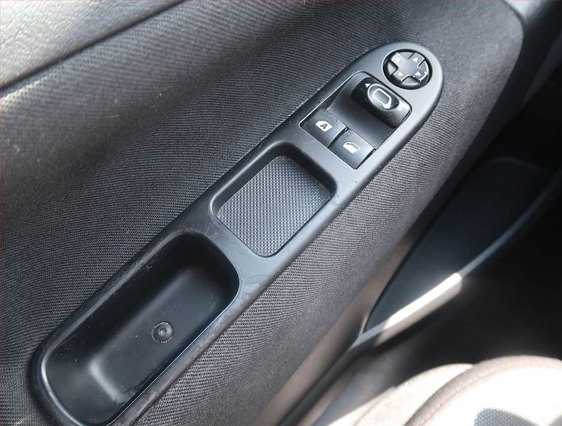 Peugeot 207 (2010) 1.4 VTi, po STK, zamluveno - fotka 15 z 17
