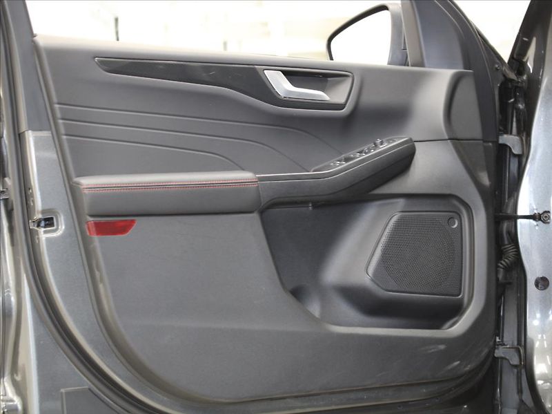 Ford Kuga 2,5 Hybrid 140kW ST-line X ČR - fotka 16 z 27