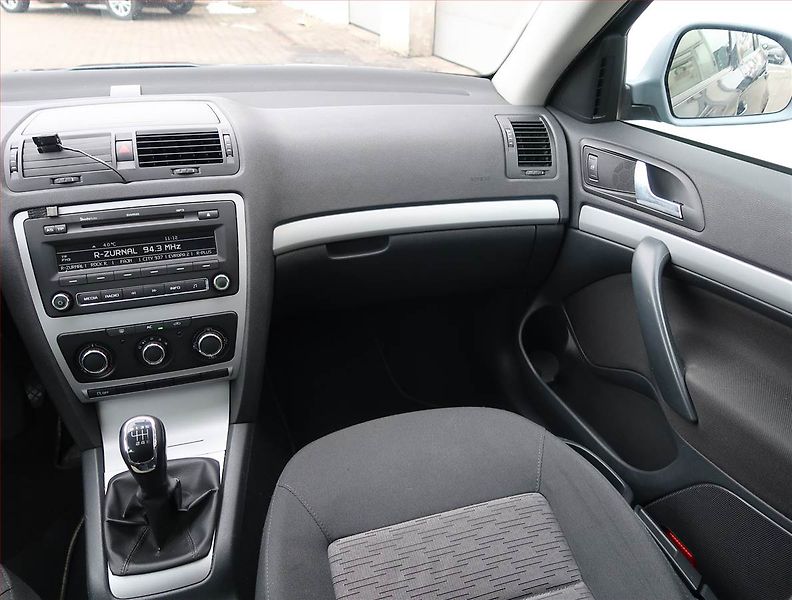 Škoda Octavia (2012) 2.0 TDI, Tempomat - fotka 8 z 15