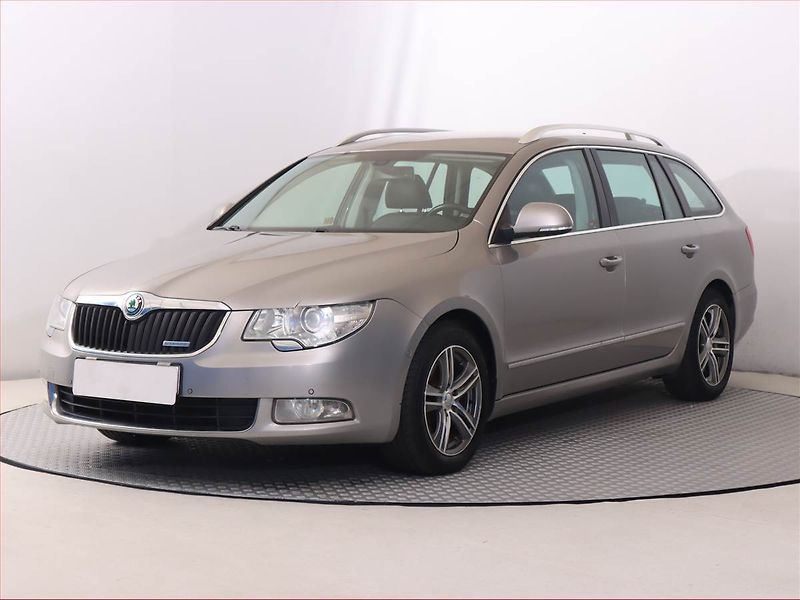Škoda Superb (2011) 1.6 TDI, Serv.kniha, Xenony - fotka 2 z 17