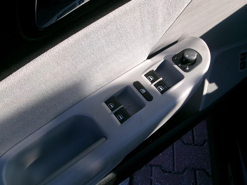 Volkswagen Passat (2007) 2,0TDI 103kW AC TEMP HF - fotka 9 z 25