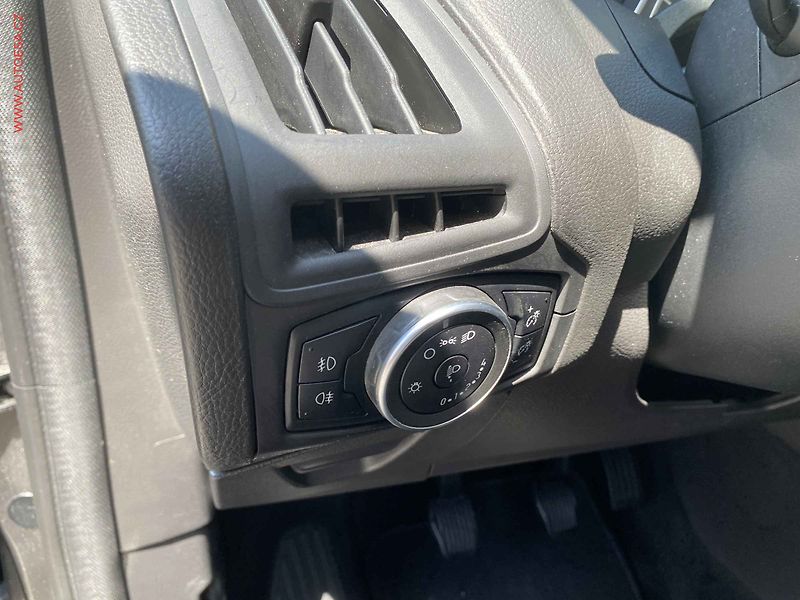 Ford Focus (2016) 1.0 EB, Trend, navi, stř. - fotka 15 z 17