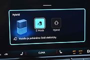 Lze si manuálně zvolit hybridní nebo elektrický režim.