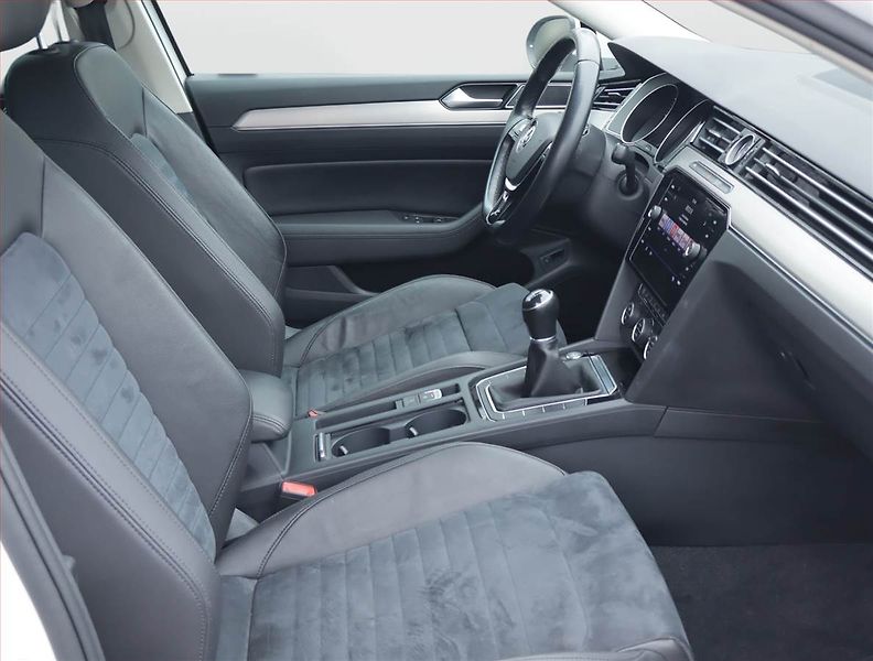 Volkswagen Passat (2017) Highline 2.0 TDI, Serv.kniha - fotka 9 z 20