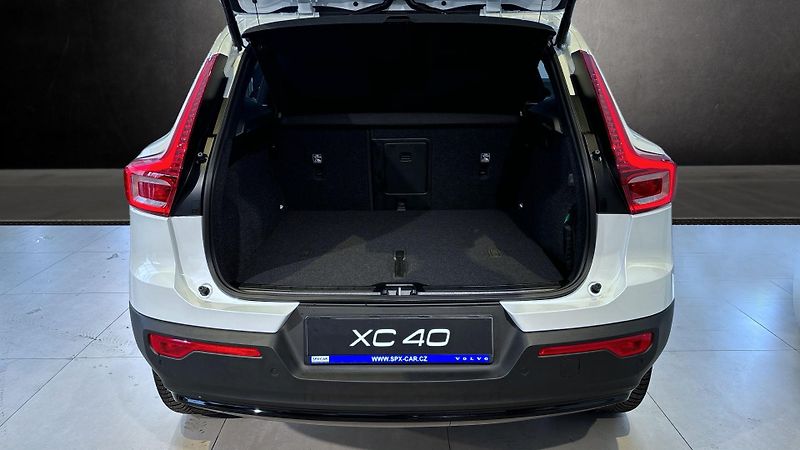 Volvo XC40 (2025) ULTRA DARK, B4 FWD, 145+10 kW - fotka 5 z 11