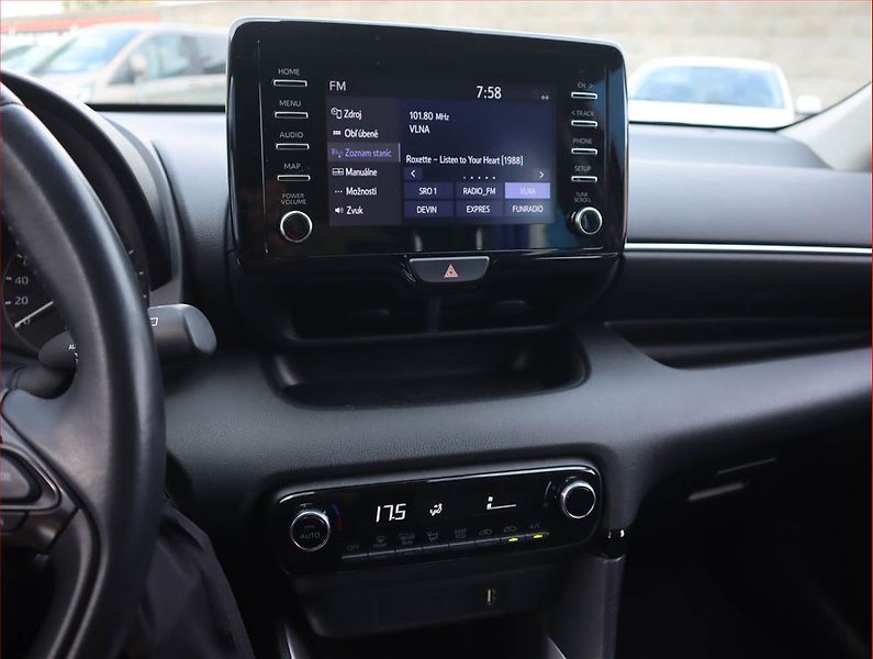 Toyota Yaris (2021) Life 1.5 VVT-i Hybrid, Automat - fotka 12 z 19