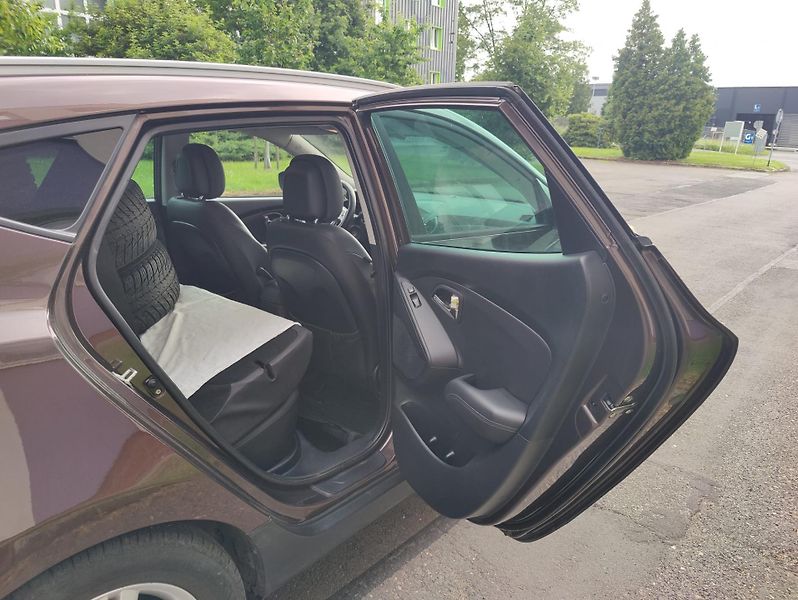 Hyundai ix35 2,0 CRDi 4WD + pneu  - fotka 14 z 25